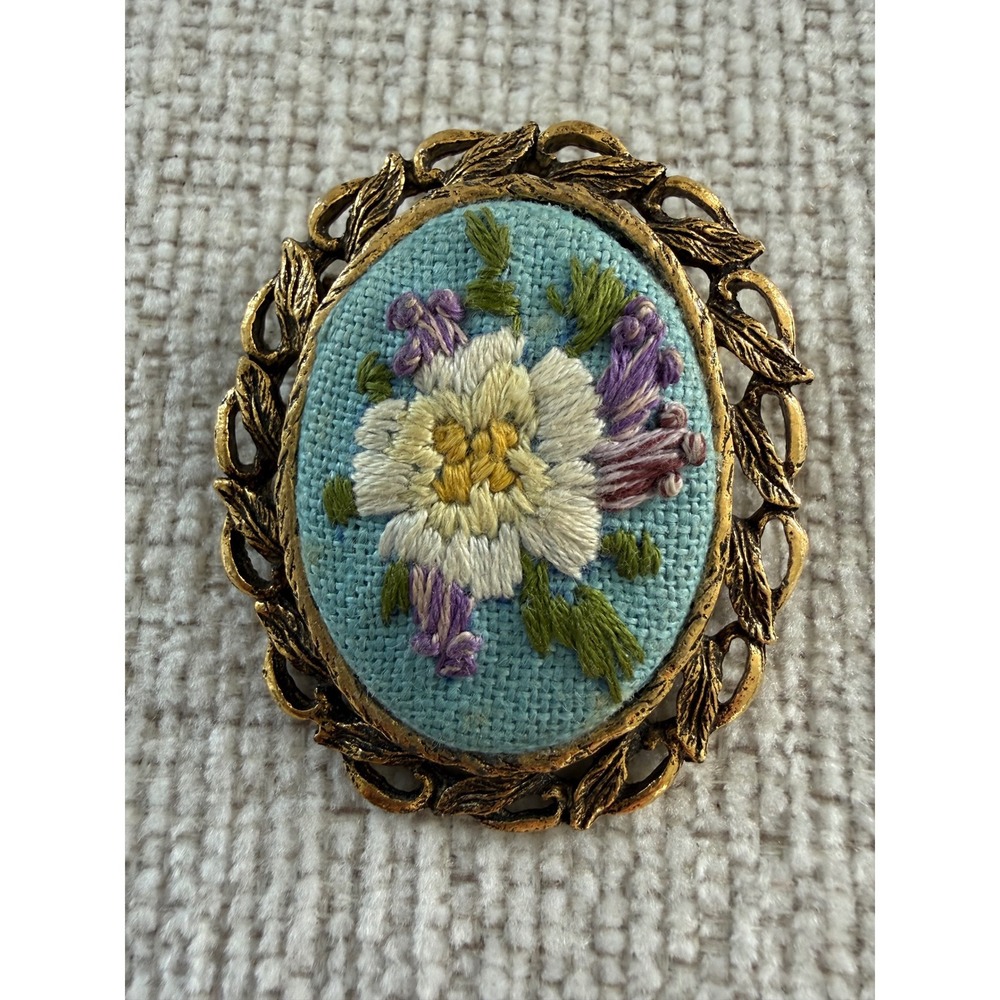 Vtg Gold Tone Cross‎ Stitch White Flower Brooch Pin Pendant Grannycore Cottage